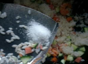 加入盐翻炒均匀。关火