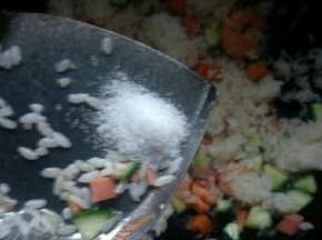 加入盐翻炒均匀。关火