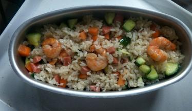 盛入焗饭盒中，整理平整。