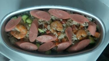 另外一根火腿肠切片摆入