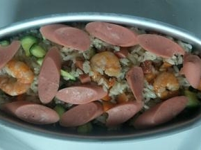 另外一根火腿肠切片摆入