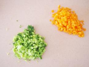 胡萝卜洗净去皮，切碎；西蓝花洗净后切碎