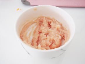 搅拌好的鸡肉加入蛋清，用筷子搅打至上劲