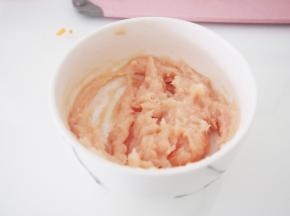 搅拌好的鸡肉加入蛋清，用筷子搅打至上劲