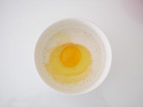 面粉、清水和一个鸡蛋放入碗中，搅拌均匀成为面糊