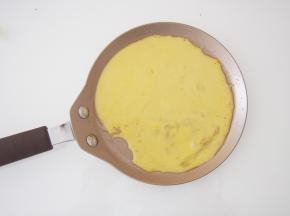 平底锅中刷一层油，倒入面糊，小火加热至两面都熟透