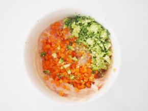 西蓝花和胡萝卜碎加入鸡肉泥中，搅拌均匀