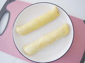 卷起蛋饼，放入盘中，在锅中蒸15分钟左右至熟透