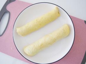 卷起蛋饼，放入盘中，在锅中蒸15分钟左右至熟透