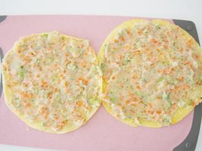 将彩蔬鸡肉泥用勺子均匀的抹到鸡蛋饼上