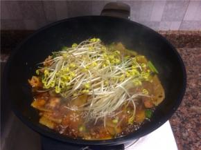 放入豆芽翻炒至变软断生即可出锅。