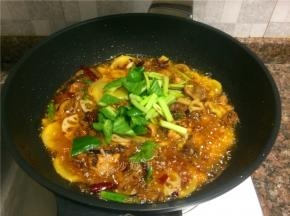 放入青椒和芹菜翻炒1分钟。