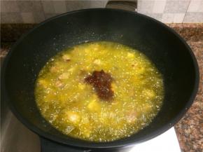 放入豆瓣酱翻炒出香味。