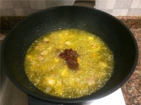 放入豆瓣酱翻炒出香味。