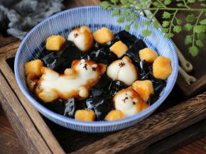 再用融化的黑巧克力画出眼睛、鼻头和小菊花，淋上剩余的红糖糖浆，就可以吃啦。