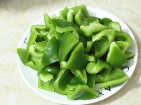 .青椒清洗干净，切成小块。