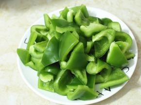 .青椒清洗干净，切成小块。