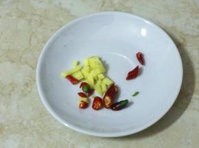辣椒切小段、姜片切丝备用。