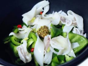 锅中倒入花生油，倒入所有的材料。