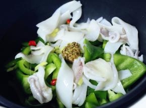 锅中倒入花生油，倒入所有的材料。