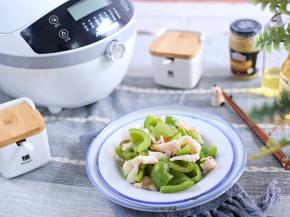 时间到了之后，将做好的青椒炒鱿鱼倒在盘子中即可开始食用。