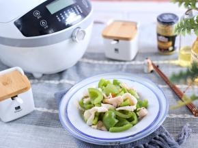 时间到了之后，将做好的青椒炒鱿鱼倒在盘子中即可开始食用。