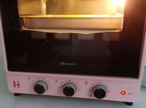 13模具上盖一张硅油纸，再压一个烤盘 ，160度烤30分钟左右(哈哈，超级喜欢这款烤箱，模具放进去正正好，都不用放烤网和烤盘)
