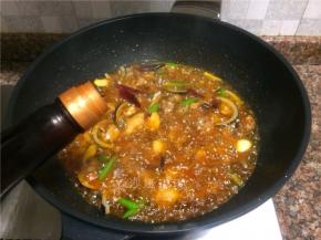 倒入适量生抽翻炒片刻。