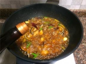 倒入适量生抽翻炒片刻。