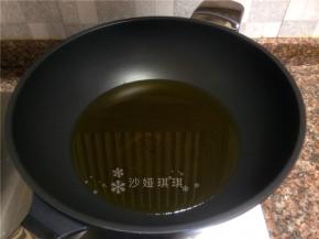 热锅倒油烧至八成热。
