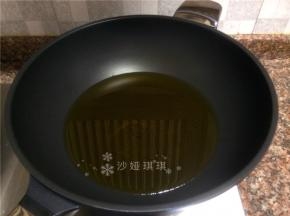 热锅倒油烧至八成热。