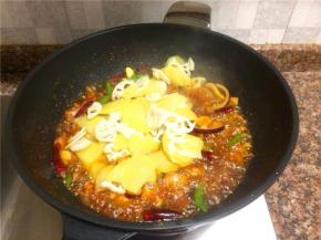 放入土豆片和藕片翻炒2分钟。