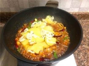 放入土豆片和藕片翻炒2分钟。