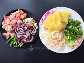 将各种配料切成如图所示。