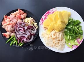 将各种配料切成如图所示。