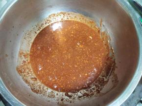 重庆鸡公煲粉料倒入盆中，加入料酒调匀成糊状