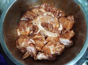 倒入鸡块抓匀，加盖入冰箱腌制一晚入味