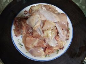 三黄鸡洗净剁成块