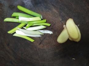 葱切段、姜切片