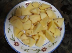 土豆去皮切成滚刀块