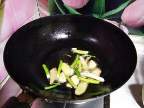 随后倒入葱、姜、蒜炒出香味