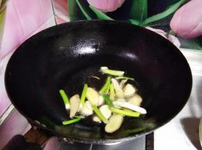 随后倒入葱、姜、蒜炒出香味