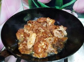 倒入鸡块、料酒炒匀至变色