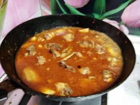 倒入适量开水、白糖煮开，转中小火炖20分钟左右至熟