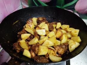 倒入鸡块炒匀