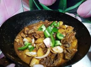 最后倒入青椒块、洋葱快炒匀关火出锅