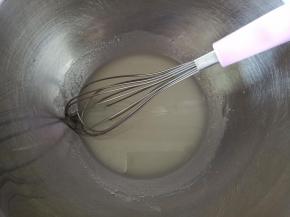 1.将水和玉米油充分乳化，也就是不停地搅拌，直至变成浓稠的发白的液体，乳化好的油水混合物是看不到油星的哦
