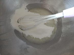 2.筛入低筋面粉，打蛋器呈“Z” 字形搅拌均匀
