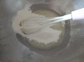 2.筛入低筋面粉，打蛋器呈“Z” 字形搅拌均匀
