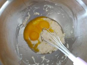 3.分离蛋清蛋黄，装蛋清的盆必须无油无水，蛋黄直接倒入面糊中，打蛋器呈“Z” 字形搅拌均匀
